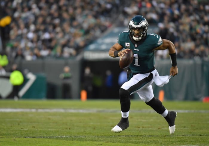 Jalen Hurts scrambles vs. Chargers in Week 9